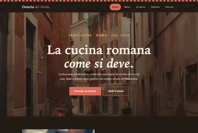 Home del sito Osteria del Vicolo: foto di un vicolo di Trastevere, titolo «La cucina romana come si deve» e pulsanti per prenotare un tavolo e vedere il menù.
